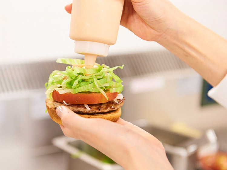「モスバーガー」は、1972年に誕生したハンバーガー専門店です。国内で1300店舗、海外で378店舗を展開しています。