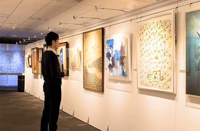 毎日オークションは、誰でも自由にかつ気軽に参加できる美術品のオープンマーケットで、日本の主要オークションの一つです。