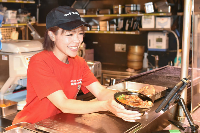 肉のヤマキ商店は、「切り立て牛肉で作る焼肉丼のお店」です。