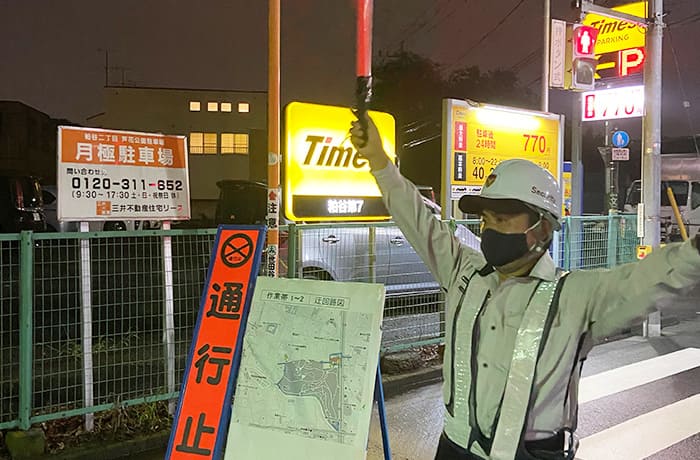ピアレス東京の仕事は歩行者誘導がメインのサービス業です。