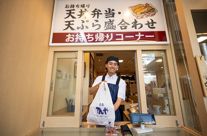 天丼てんやは、ロイヤルフードサービス株式会社が運営する飲食チェーンです。