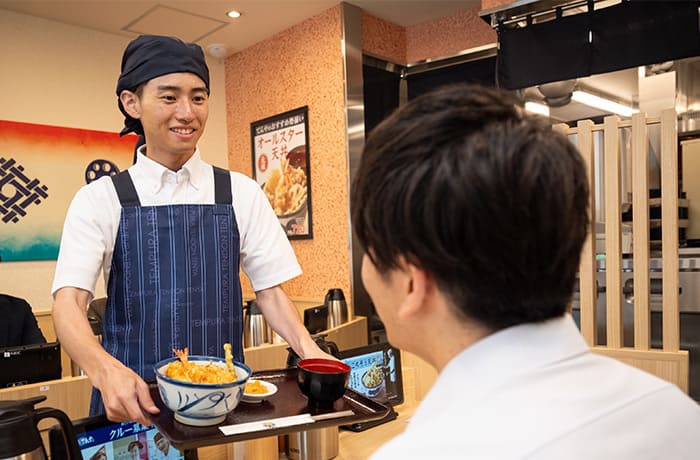 研修期間は店舗によって異なりますが、トレーナーと店長が新人さんに付いて教える期間を設けています。