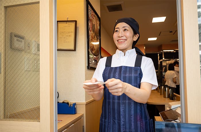 天丼てんやで働きたいという気持ちがある人であれば、どなたでもご応募いただけます。