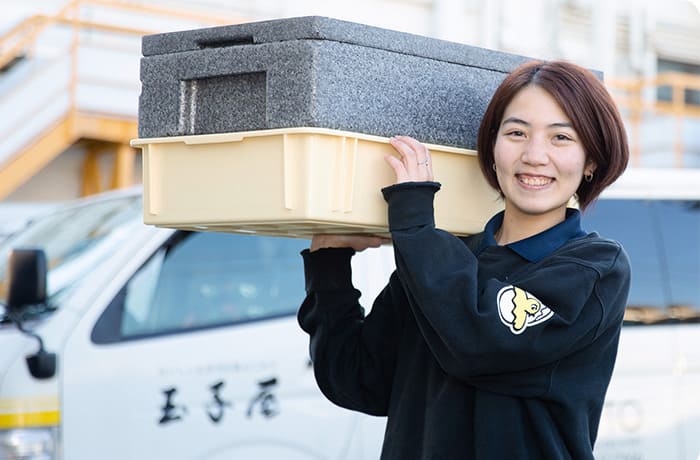 応募条件は、「普通自動車免許を持っていること(AT車限定可)」「人と接するのが好きなこと」です。